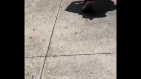 Nalgona en short caminando por calles de la CDMX