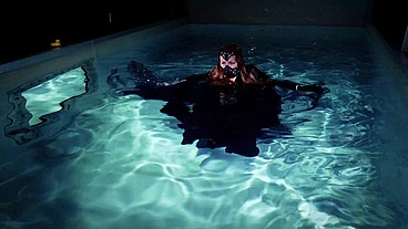 UnderWater backstage shooting - gothic look swimming in pool (Arya Grander)