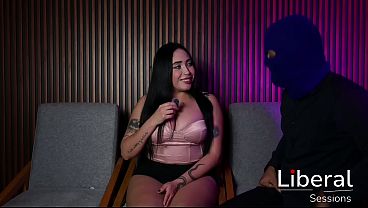Una chica tetona graba su primera pel&iacute_cula porno con dos hombres vergones