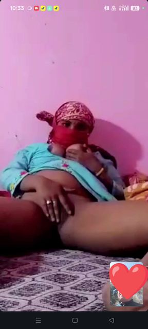 Boyfriend Se video call per baat kar rahi hai