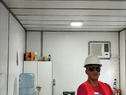 paja en la oficina, con gente cerca