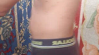 Gadis muda India kurus amatir memberikan oral seks dan fingering pada area kemaluan yang berbulu sebelum melakukan anal seks solo.