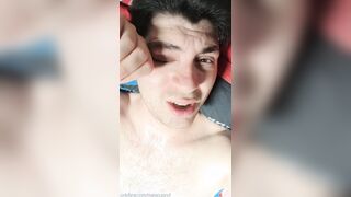 Sborra e slaver sul cappello da indossare mentre insulto