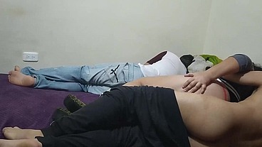 amigos llegan de una fiesta se aprovecha de la esposa de su mejor amigo para follarla mientras el siestas la esposa le pone los cuerno con su mejor amigo el amigo le termina adentro cámara 1