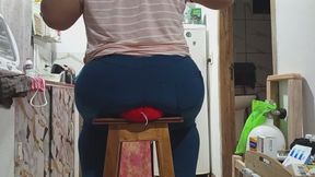Mi trasero aplastando tu cara.
