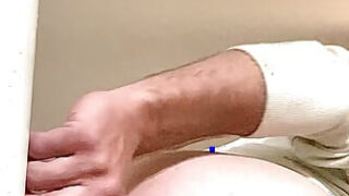 Gaping, bubble butt, bubble – Primo piano di un gay bianco amatoriale che si masturba con un dildo