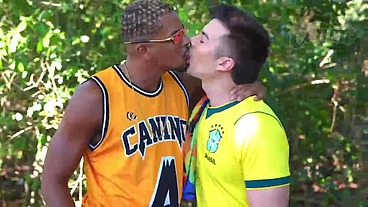 Depois do jogo com meus amigos fomos procurar uma aventura na praia da reserva e arrombamos o rabo do passivo