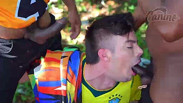 Depois do jogo com meus amigos fomos procurar uma aventura na praia da reserva e arrombamos o rabo do passivo