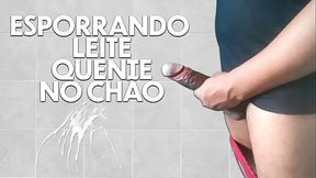 Esporrando Leite Branco e Quente