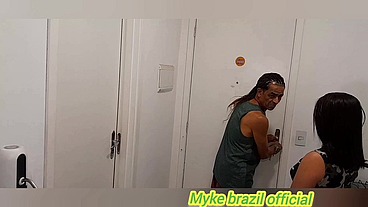 Convidei uma acompanhante de luxo para vir na minha casa ela atende muito bem ela adora sexo anal