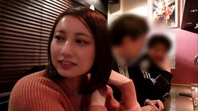 【常人離れにエロい彼女が一般人を巻き込んで羞恥プレイ！ 第一部】桁違いのエロさが自慢の彼女がお酒パワーを貰って更に淫乱状態に昇格！近くにいたお客さんにおっぱいを揉ませちゃったり、フェラまでしちゃって大暴走