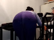 Profesora cariñosa consintiendo a uno de sus alumnos