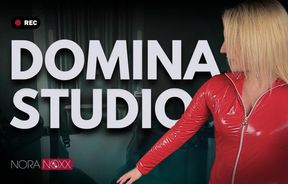 In rotem Lack im Dominastudio