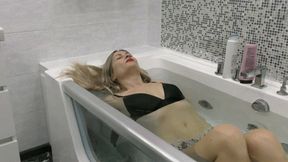 Join me in the bath for a deep scrub of my hair MP4 HD 720p