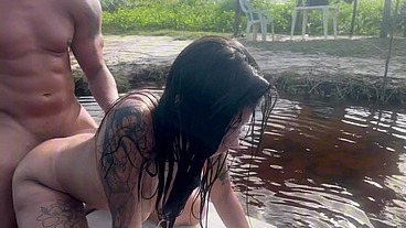 Amigos fazem trilha pelados e fodem no pântano.