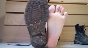 Dr Martens sporchi e piedi sudati