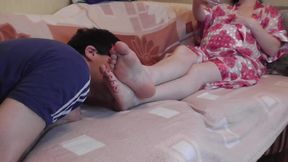 Verified Amateurs - I Lick My Wifes Feet While She Chatting With Her Lover