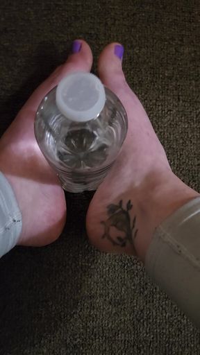 Slim girl shows off her feet tattoo in a size difference scenario