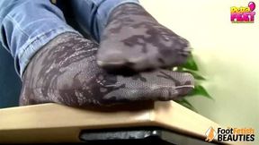 Petra toglie ballerine e calzini per mostrarti i piedi