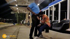 dei para o motorista no ponto de onibus