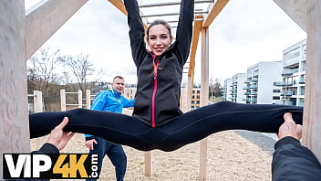 HUNT4K. She ripped her leggings and sucked stranger'_s cock in front of her BF for new ones