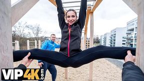 HUNT4K. She ripped her leggings and sucked stranger'_s cock in front of her BF for new ones