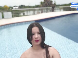 Día soleado para disfrutar de la piscina y de una buena verga en el hotel