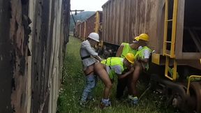 trabalhadores da linha ferrea da nova empreiteira fazendo sexo entre si na hora de almoco.