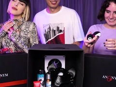 Whoa! Two steamy beauties in a unclothe game! Can you guess