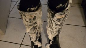 Princess mess her hunter boots with shaving foam and yogourt in the tub