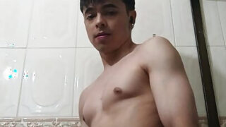 Kamar Mandi Amatir Gay Muda Buatan Sendiri: Handjob dengan Penis Besar Berujung pada Seks Anal Panas