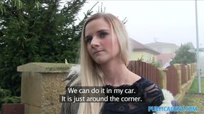 Public Sex Enge Muschi in einem Auto gefickt