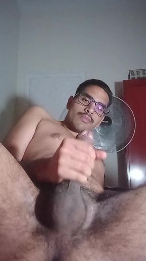 Solo babe jerks off in a messy room