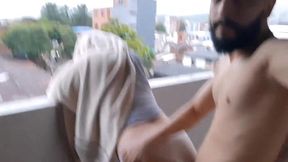 cuidado nos ven los vecinos en el balcon!