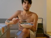 Spargo il cibo mentre mangio in modo erotico con un cazzo duro