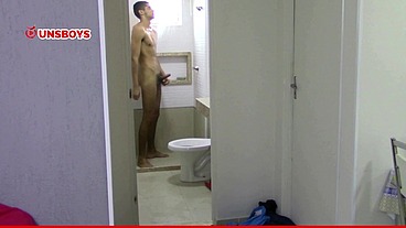 Estudante magrinho tomando banho e a pica de 21 cm durona