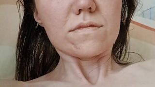 Onani, fingersättning, gapande &#8211; hemmagjorda klipp av söt amatör tjej jävla eget rövhål