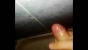 Espanhol toca uma punheta e goza gostoso!