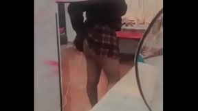Le modelo mi faldita y medias de colegiala