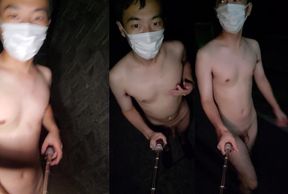 夜の全裸散歩　裏路地を抜けて隠れるところの無い道路に出ていく