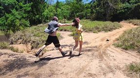 casal vai acampanhar no hallowen e sua esposa acaba sendo fodida pelo canibal