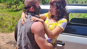 casal vai acampanhar no hallowen e sua esposa acaba sendo fodida pelo canibal