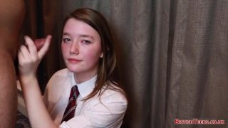 Colegiala británica cosplayer adora chupar un montón de pollas