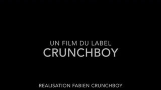 Dövme yaptırmış iri penisli yakışıklı Rico Fatale, deri kıyafetler içinde korunmasız bir şekilde sevişiyor ve ağzına boşalmanın yanı sıra ateşli bir kremalı boşalma da gerçekleştiriyor.