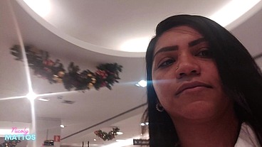 Fui comprar roupas e ficar peladinha nos provadores