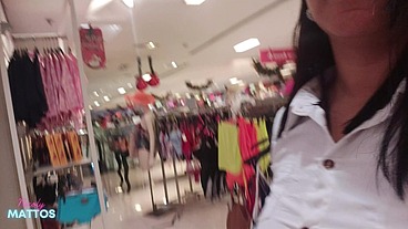 Fui comprar roupas e ficar peladinha nos provadores