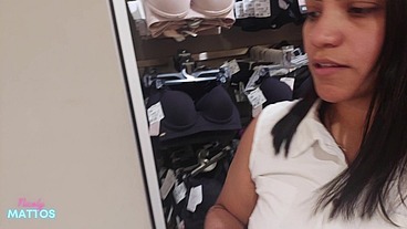 Fui comprar roupas e ficar peladinha nos provadores