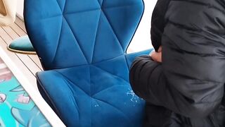 o fata e freaca pula uni apex de fata cun peak care statia la o terasa alturi de ei cla