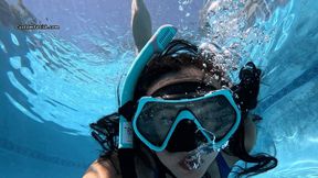 Roxy Tests Out Snorkel Mask at the Pool HD WMV (1920x1080)