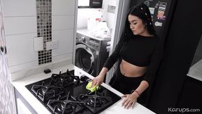Pro Latina Maid Masterserts and Cleans!